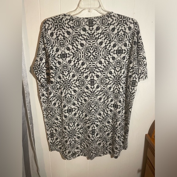 Lularoe black/white print T - Picture 4 of 4